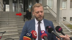 Mikrofón v ruke, vtipkovanie aj úsmevné trapasy. Takto to vyzerá, keď sa politici odviažu