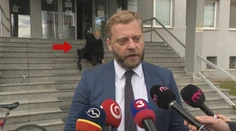 Mikrofón v ruke, vtipkovanie aj úsmevné trapasy. Takto to vyzerá, keď sa politici odviažu