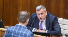 Politici čoraz viac skúšajú neštandardnú taktiku. Ide o podvod na voličoch, tvrdia odborníci