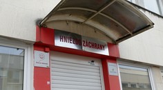 Po úmrtí novorodenca v hniezde záchrany prichádza zmena. Nové pravidlá majú podobnej situácii zabrániť