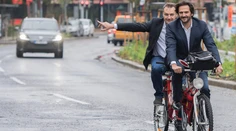 Napriek dažďu prišli ministri na vládu na bicykloch i kolobežke