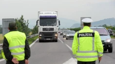 Opitého šoféra z Važca zastavili policajti. To, čo urobil, ešte policajti nezažili