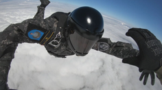 Kukla na hlave, padák na chrbte. Policajný parašutista nám porozprával o ich adrenalínovej práci