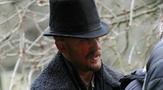 Nahý Tom Hardy nakrúca nový seriál: Ukázal ho v celej kráse!