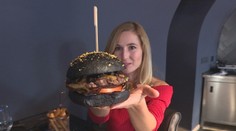 Čierny hamburger zdobený zlatom. Veľkým hitom reštaurácií sú nevšedné farby jedál