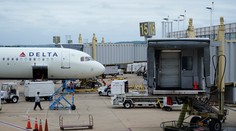 Bosý výtržník ohrozoval pilota v kokpite. Lietadlo museli odkloniť