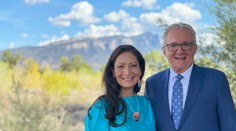 Americká ministerka vnútra je pod paľbou kritiky. Na vlastnej svadbe po celý čas nemala rúško