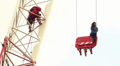 Cesta na vrchol je niekedy ľahšia ako zostup. Kanaďanka prežila noc na gigantickom žeriave