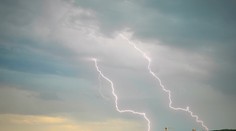 Blesk zasiahol školské ihrisko, kde sa hrali deti. Žiakov a učiteľov previezli do nemocnice