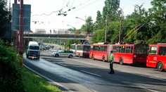 V Bratislave sa zrazil trolejbus s autom. Nehoda si vyžiadala ľahšie zranených