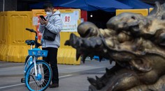 V Číne sa počet nových prípadov nákazy mierne zvýšil, hlásia aj jedno úmrtie