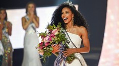 Polícia vyšetruje smrť bývalej Miss USA, ktorá spadla z mrakodrapu