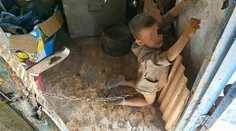Muž si uviazal na reťaz namiesto psa vlastného syna. Chlapca našli špinavého a dobitého