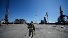 Rusi kradnú kov z okupovaného prístavu v Mariupole
