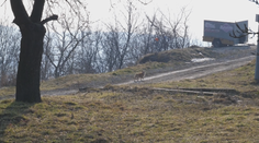 Na dvor im prišiel neželaný chlpatý návštevník. V noci zavýja a nedá im spať