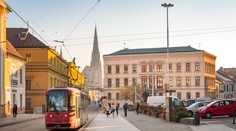 Tragédia v Olomouci. Seniorke sa zasekla noha v električke, tá sa pohla. Žena na mieste zomrela