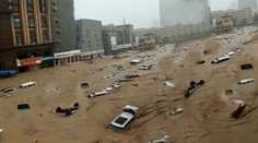 Rozsiahle záplavy v Číne: Ulice sa zmenili na rieky, armáda musí zdemolovať priehradu