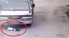 Nákladne auto prešlo cez dieťa. Nič sa mu nestalo
