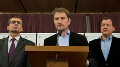 Opozícia vyzýva Fica, aby sa vysťahoval a ukázal, ako Bašternákovi platí