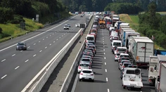 D1 z Trnavy do Bratislavy je prejazdná v jednom pruhu. Zrazila sa tam dodávka s kamiónom