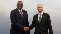 Slovensko a USA sú naďalej pripravené posilňovať  obranu Ukrajiny, vyhlásili ministri obrany