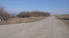 Cyklotrasu na Záhorí nevyužívajú len cyklisti. Prevážajú sa po nej aj traktoristi