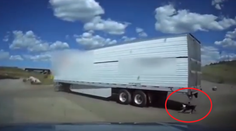 Policajt zachránil psa v poslednej chvíli. Bol priviazaný za idúcim kamiónom