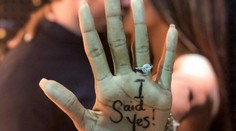 Známa speváčka sa zasnúbila. Prsteň ukázala rovno do objektívu!