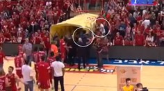 Stošesťdesiatkilový basketbalista zaútočil na fanúšika