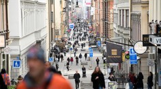 Švédsko stále riskuje? Opatrenia zavádza pomaly, bary aj reštaurácie sú stále otvorené