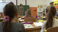 Viac učiteľom i školám, tvrdí OECD. Odporučilo však jedno bolestivé riešenie