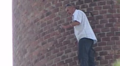 Veľký Krtíš na nohách! Opitý muž sa vyhrážal skokom z komína