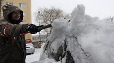 Za zasnežené auto vám hrozí pokuta. Sneh a ľad predstavujú na vozidle nebezpečenstvo