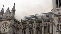 Baziliku z 19. storočia v Nantes zachvátil požiar, strechu zničil