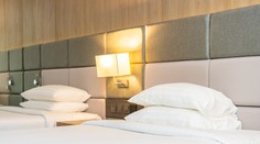 Žena si prenajala izbu s výhľadom na pláž, skončila v pivnici s tapetou mora