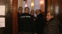 Kotleba si platí ochranku z krajskej pokladnice, zamestnal v nej aj brata