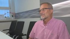 Rozviedol sa bez toho, aby vstal od počítača. Peter vďaka tomu ušetril peniaze aj čas