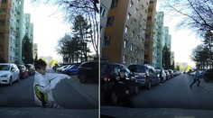 VIDEO: Kto najneskôr prebehne popred idúce auto. Skupinka detí v Bratislave má zrejme nebezpečnú zábavku