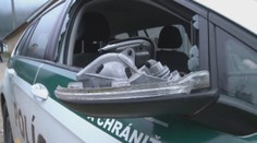 Rozruch v Hrhove. Dôchodca zranil policajtov sekerou, rozbil im aj auto