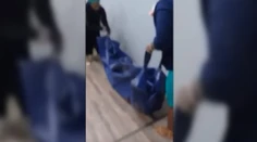Telo ako dôkaz: Rodina prišla na pobočku poisťovne s nebožtíkom vo vreci