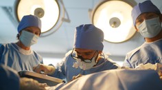 Chirurgovi pomáhala pri amputácii upratovačka. Pacientovi držala nohu