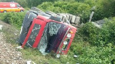 V Zemianskych Kostoľanoch sa zrazil vlak s nákladiakom, v nemocnici skončili dvaja ľudia