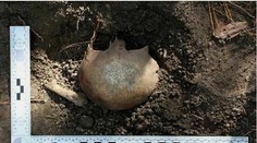 Šokujúci nález v škôlke: Deti zo zeme vyhrabali ľudskú lebku a kosť