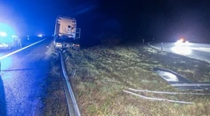 Nekontrolovateľná jazda vodiča kamiónu: Zanechal na nemeckej diaľnici 30-kilometrovú spúšť