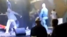 VIDEO: Zábery z krvavého incidentu v Skalici zachytili, ako zaútočili na člena kapely pre dúhovú vlajku