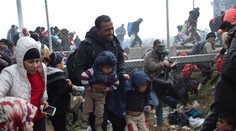 Zúfalstvo, plač a krik. Macedónci použili proti migrantom slzotvorný plyn a granáty