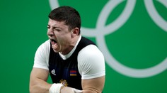 Scéna ako z hororu, arménsky vzpierač si pri nadhode zlomil ruku