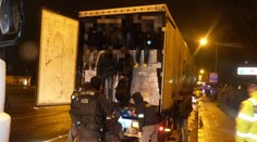 Turkov, ktorí viezli v kamiónoch takmer 80 migrantov, poslal sudca do väzby