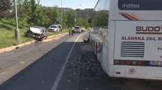 V Prahe havaroval autobus s deťmi. Na mieste je polícia aj záchranári, hlásia 15 zranených