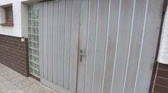 Na novú garáž čakajú namiesto pár týždňov dva roky. Nepomohla ani exekúcia